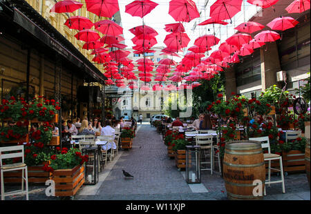 Belgrado, Serbia- Giugno 06, 2019: Rosso ombrelloni sopra il ristorante all'aria aperta in re Peter Street, nella vecchia parte di Boemia a Belgrado, in Serbia. Foto Stock