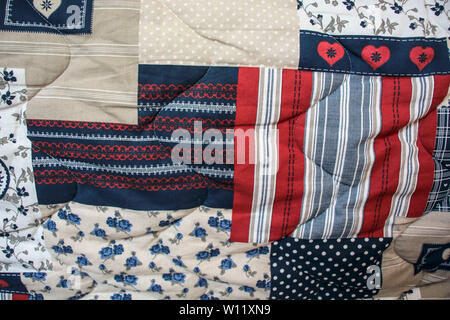 Dettaglio del blu e del rosso mosaico con trapuntatura a mano Foto Stock