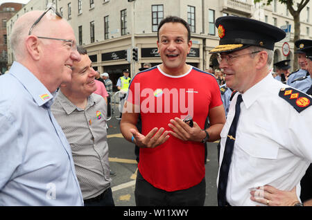 An Taoiseach Leo Varadkar (seconda a destra) con il Garda Commissario ha attirato Harris (a destra) il ministro della giustizia Charlie Flanagan (sinistra) e il ministro delle finanze Donohoe Pasquale davanti all'inizio del Pride Parade in Dublino. Foto Stock