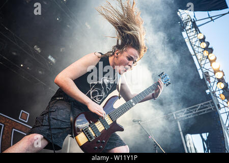 Copenaghen, Danimarca - Giugno 21st, 2019. Artiglieria aliena, l'heavy metal rock band da Nuova Zelanda, esegue un concerto dal vivo durante il danese heavy metal festival Copenhell 2019 a Copenaghen. Qui bass player Ethan Trembath è visto dal vivo sul palco. (Photo credit: Gonzales foto - Pietro Troest). Foto Stock