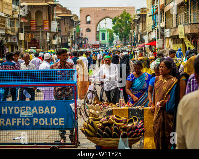 Hyderabad, India - 17 Giugno 2019 : Non identificato musulmano vecchio uomo a camminare con la bicicletta vicino charminar Foto Stock