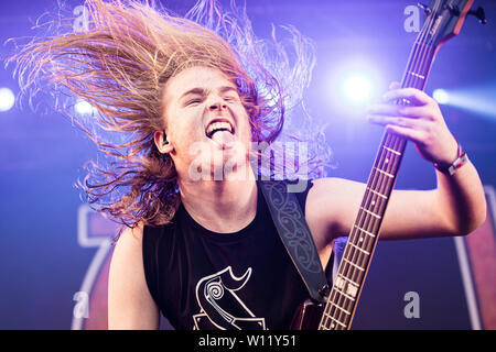 Copenaghen, Danimarca - Giugno 21st, 2019. Artiglieria aliena, l'heavy metal rock band da Nuova Zelanda, esegue un concerto dal vivo durante il danese heavy metal festival Copenhell 2019 a Copenaghen. Qui bass player Ethan Trembath è visto dal vivo sul palco. (Photo credit: Gonzales foto - Pietro Troest). Foto Stock