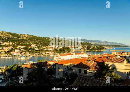 Isola di Rab, Primorje-Gorski Kotar / Croazia - 28 08 2014: Panorama del porto di Rab Croazia. Barche in acqua in background Città di Rab ingresso alla baia Foto Stock