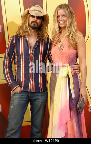 Rob Zombie e moglie Sheri Moon al 2005 MTV Movie Awards - Gli arrivi presso lo Shrine Auditorium di Los Angeles, CA. L'evento ha avuto luogo sabato 4 giugno 2005. Foto di: SBM / PictureLux - Tutti i diritti riservati - Riferimento File # 33790-7451SBMPLX Foto Stock