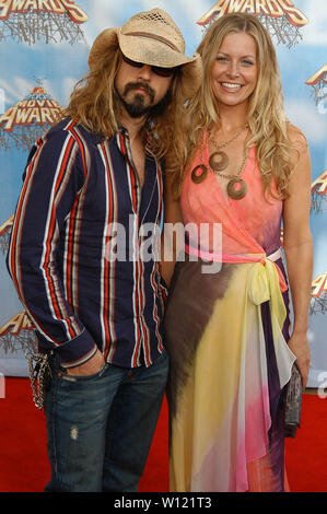 Rob Zombie e moglie Sheri Moon al 2005 MTV Movie Awards - Gli arrivi presso lo Shrine Auditorium di Los Angeles, CA. L'evento ha avuto luogo sabato 4 giugno 2005. Foto di: SBM / PictureLux - Tutti i diritti riservati - Riferimento File # 33790-7453SBMPLX Foto Stock