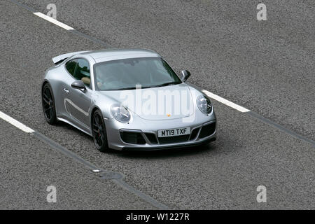 2019 argento Porsche 911 Carrera GTS S-A; M6, Lancaster, Regno Unito; il traffico veicolare, trasporti, moderno, carrozze salone, nord-legato sulla 3 corsie. Foto Stock