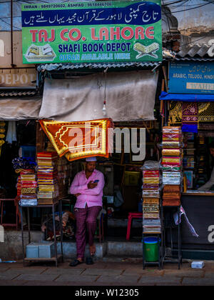 Hyderabad, India - 17 Giugno 2019 : Unidentified shop fornitore vendendo libri vicino Charminar Foto Stock