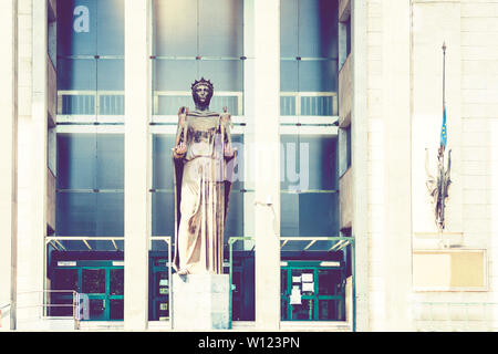 Architettura tradizionale di Sicilia in Italia, la costruzione del palazzo di giustizia di Catania, monumento statua di Themis, dea della giustizia Foto Stock