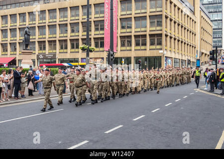 Glasgow, Scotland, Regno Unito. Il 29 giugno, 2019. Una sfilata per le strade di Glasgow da Holland Street a George Square, nella celebrazione delle Forze Armate giorno. Credito: Berretto Alamy/Live News Foto Stock