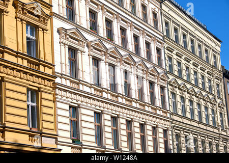 Le facciate del rinnovato alcuni vecchi edifici di appartamenti visto a Berlino, Germania Foto Stock