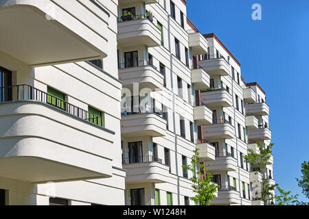 Bianca e moderna tenement house visto a Berlino, Germania Foto Stock