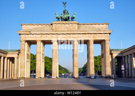 La Porta di Brandeburgo a Berlino al mattino presto Foto Stock