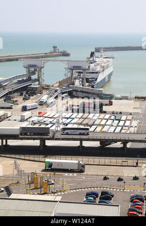 Scarico di merci al porto di Dover, nel Kent, England, Regno Unito Foto Stock