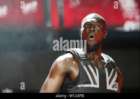 Stormzy eseguendo sulla fase della piramide durante il festival di Glastonbury, presso l'azienda agricola degna in Pilton, Somerset. Stampa foto di associazione. Picture Data: Venerdì 28 Giugno, 2019. Foto di credito dovrebbe leggere: Yui Mok/PA FILO Foto Stock