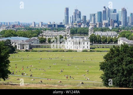 Le persone che si godono la calda e soleggiata giornata nel parco di Greenwich, London, England, Regno Unito, Gran Bretagna Foto Stock