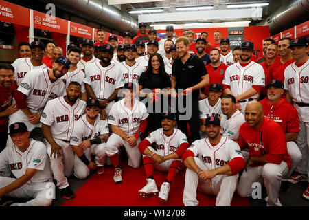 Il Duca e la Duchessa di Sussex con i giocatori dei Boston Red Sox che partecipano ai corsi dei Boston Red Sox vs New York Yankees di baseball gioco al London Stadium a sostegno dell'Invictus Games Foundation. Foto Stock