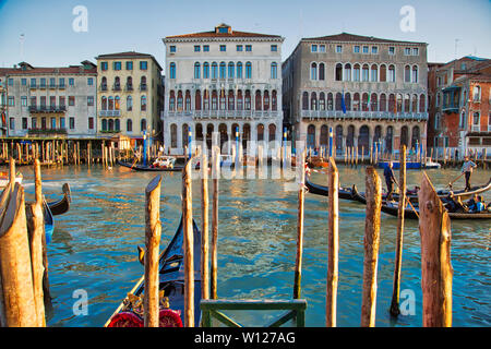 Venezia, Italia-20 Aprile 2019: canali di Venezia e delle gondole intorno a Piazza San Marco in una luminosa giornata di sole Foto Stock