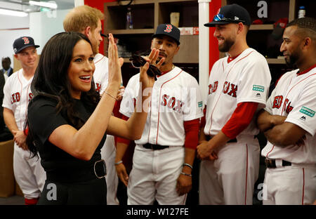 Il Duca e la Duchessa di Sussex con i giocatori dei Boston Red Sox che partecipano ai corsi dei Boston Red Sox vs New York Yankees di baseball gioco al London Stadium a sostegno dell'Invictus Games Foundation. Foto Stock