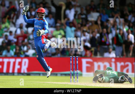 In Afghanistan del Ikram Ali Khil (sinistra) celebra dopo esaurimento del Pakistan Sarfaraz Ahmed (a destra) durante la ICC Cricket World Cup group stage corrispondono a Headingley, Leeds. Foto Stock