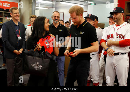 Il Duca e la Duchessa di Sussex ricevere regali per il loro figlio Archie come rispondono i giocatori dei Boston Red Sox che partecipano ai corsi dei Boston Red Sox vs New York Yankees di baseball gioco al London Stadium a sostegno dell'Invictus Games Foundation. Foto Stock