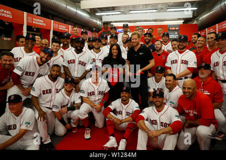 Il Duca e la Duchessa di Sussex con i giocatori dei Boston Red Sox che partecipano ai corsi dei Boston Red Sox vs New York Yankees di baseball gioco al London Stadium a sostegno dell'Invictus Games Foundation. Foto Stock