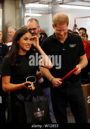 Il Duca e la Duchessa di Sussex ricevere regali per il loro figlio Archie come rispondono i giocatori dei Boston Red Sox che partecipano ai corsi dei Boston Red Sox vs New York Yankees di baseball gioco al London Stadium a sostegno dell'Invictus Games Foundation. Foto Stock