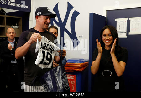 Il Duca e la Duchessa di Sussex ricevere regali per il loro figlio Archie come rispondono i giocatori dei New York Yankees come frequentano il Boston Red Sox vs New York Yankees di baseball gioco al London Stadium a sostegno dell'Invictus Games Foundation. Foto Stock