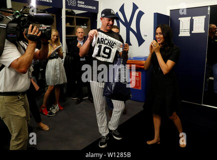 Il Duca e la Duchessa di Sussex ricevere regali per il loro figlio Archie come rispondono i giocatori dei New York Yankees come frequentano il Boston Red Sox vs New York Yankees di baseball gioco al London Stadium a sostegno dell'Invictus Games Foundation. Foto Stock