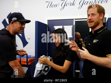 Il Duca e la Duchessa di Sussex ricevere regali per il loro figlio Archie come rispondono i giocatori dei New York Yankees come frequentano il Boston Red Sox vs New York Yankees di baseball gioco al London Stadium a sostegno dell'Invictus Games Foundation. Foto Stock