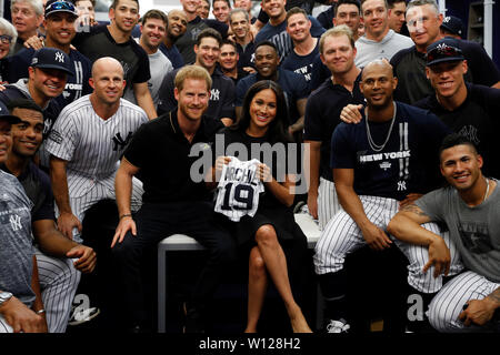 Il Duca e la Duchessa di Sussex ricevere regali per il loro figlio Archie come rispondono i giocatori dei New York Yankees come frequentano il Boston Red Sox vs New York Yankees di baseball gioco al London Stadium a sostegno dell'Invictus Games Foundation. Foto Stock