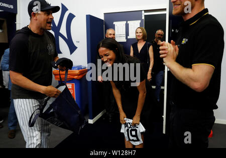 Il Duca e la Duchessa di Sussex ricevere regali per il loro figlio Archie come rispondono i giocatori dei New York Yankees come frequentano il Boston Red Sox vs New York Yankees di baseball gioco al London Stadium a sostegno dell'Invictus Games Foundation. Foto Stock