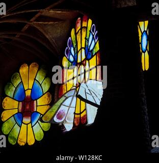 Le finestre di vetro macchiate di Colonia Güell, Santa Coloma de Cervelló. Autore: Antonio Gaudi. Foto Stock