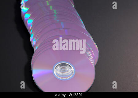 Collezione di vecchi cd o dvd in una riga Foto Stock