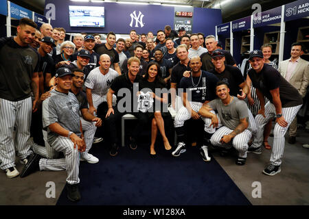 Il Duca e la Duchessa di Sussex ricevere regali per il loro figlio Archie come rispondono i giocatori dei New York Yankees come frequentano il Boston Red Sox vs New York Yankees di baseball gioco al London Stadium a sostegno dell'Invictus Games Foundation. Foto Stock