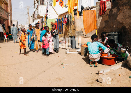 Bambini che giocano a Saint-Louis, Senegal Foto Stock