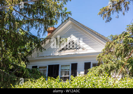 A forma di triangolo finestra al terzo piano di un vecchio Sag Harbor home Foto Stock