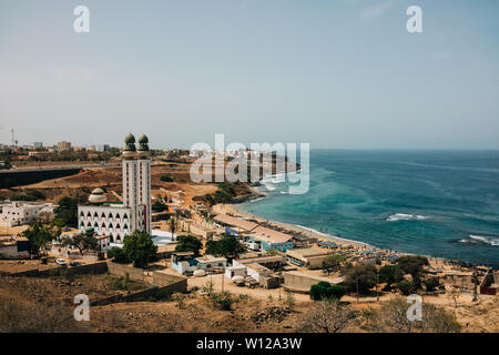 Vista litorale di Dakar, Senegal con la moschea di divinità Foto Stock