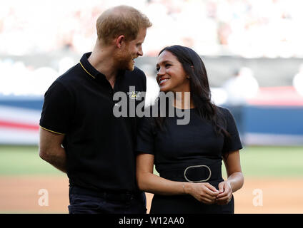 Il Duca e la Duchessa di Sussex frequentare la Boston Red Sox vs New York Yankees di baseball gioco al London Stadium a sostegno dell'Invictus Games Foundation. Foto Stock