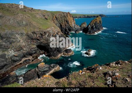 Kynance Cove, Cornwall, Inghilterra, 2019. La spettacolare costa alla destinazione di vacanza popolare di Kynance Cove in Cornovaglia, Inghilterra. Foto Stock