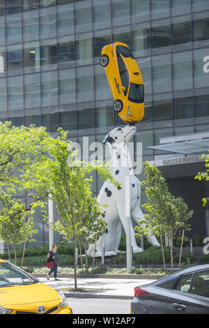 Donald Lipski's "spot" presso il Hassenfeld ospedale per bambini presso la NYU Langone su 34th St. in Manhattan dispone di un 24 piedi di altezza di bilanciamento della Dalmazia un taxi (sì, questo è un vero e proprio la città di New York cabina) sul suo naso. Foto Stock