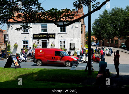 Scooteristi incontro presso il cavallo grigio pub in Elvington, North Yorkshire, Inghilterra, Regno Unito Foto Stock