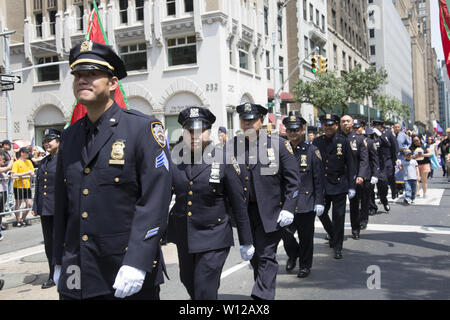 Indipendenza filippina parata del giorno su Madison Avenue a New York City. NYPD filippino degli ufficiali di polizia a marzo per la parata. Foto Stock