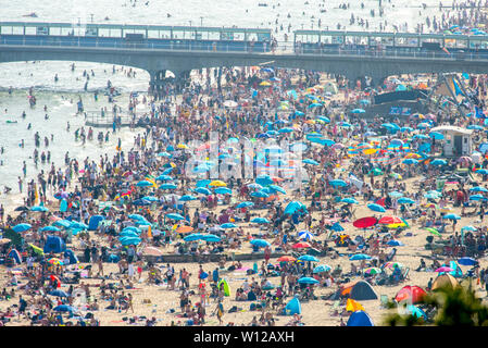 Bournemouth Dorset, Regno Unito. 29 giugno 2019 Folla gregge a Bournemouth Beach il giorno più caldo dell'anno. Credit John Beasley/Alamy Foto Stock