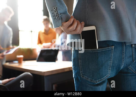 Gruppo di colleghi aventi riuniti nella sala riunioni mentre si lavora su una presentazione di grandi dimensioni e la preparazione della loro strategia commerciale. Progettisti creativi cercando br Foto Stock