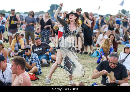 Glastonbury, Somerset, Regno Unito. Il 29 giugno, 2019. Danze di Johnny Marr a Glastonbury Festival 2019 Sabato 29 giugno 2019 presso l'azienda agricola degna, Pilton. Foto di credito: Julie Edwards/Alamy Live News Foto Stock