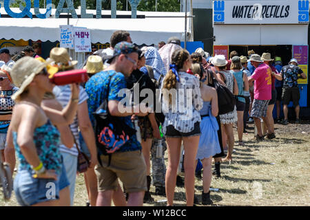 Glastonbury, Somerset, Regno Unito. Il 29 giugno, 2019. Le code per le ricariche di acqua a Glastonbury Festival 2019 Sabato 29 giugno 2019 presso l'azienda agricola degna, Pilton. Foto di credito: Julie Edwards/Alamy Live News Foto Stock