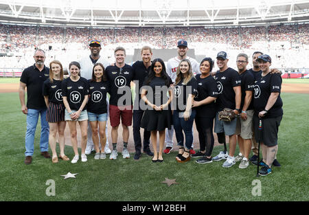 Il Duca e la Duchessa di Sussex con membri della Invictus Games Foundation e i giocatori di baseball prima di Boston Red Sox v New York Yankees corrispondono come frequentano il Boston Red Sox vs New York Yankees di baseball gioco al London Stadium a sostegno dell'Invictus Games Foundation. Foto Stock