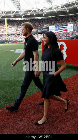 Il Duca e la Duchessa di Sussex frequentare la Boston Red Sox vs New York Yankees di baseball gioco al London Stadium a sostegno dell'Invictus Games Foundation. Foto Stock