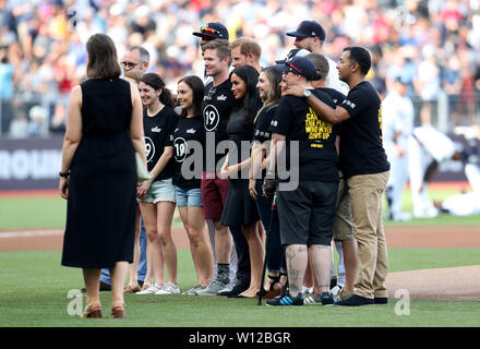 Meghan Markle, duchessa di Sussex e il principe Harry, duca di Sussex durante la MLB Londra serie corrispondono al London Stadium. Foto Stock