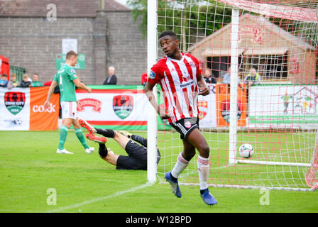 JUNIOR OGEDI Uzukwe (Derry City FC) corre in festa dopo aver segnato il suo primo obiettivo di notte durante la SSE Airtricity league fixture tra Cork Foto Stock